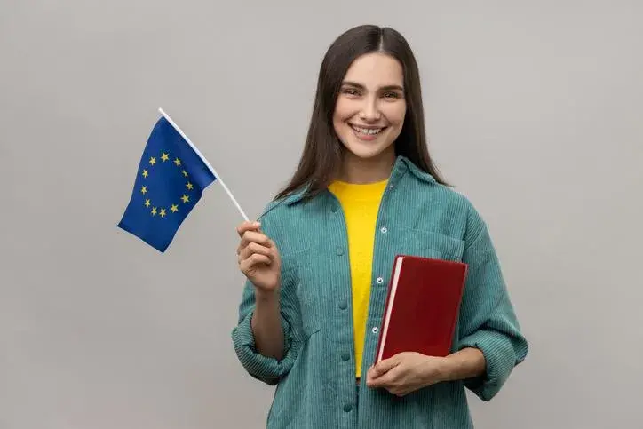 Estudiante con la bandera de la UE